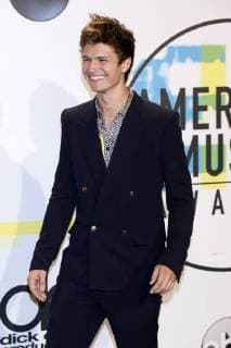 Ansel Elgort bei der Verleihung der 44. American Music Awards im Microsoft Theatre. Los Angeles, 19.11.2017