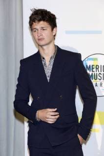 Ansel Elgort bei der Verleihung der 44. American Music Awards im Microsoft Theatre. Los Angeles, 19.11.2017