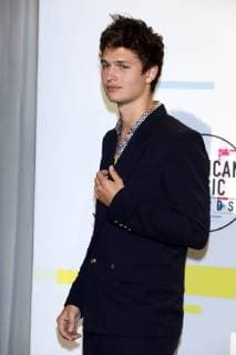 Ansel Elgort bei der Verleihung der 44. American Music Awards im Microsoft Theatre. Los Angeles, 19.11.2017