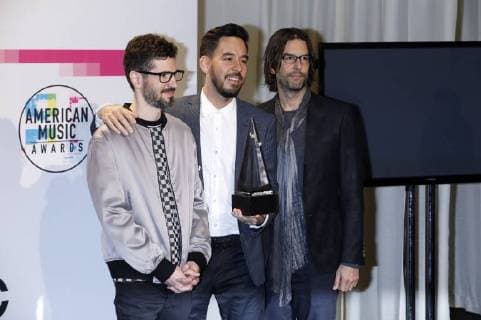 Brad Delson, Mike Shinoda und Rob Bourdon (Linkin Park) bei der Verleihung der 44. American Music Awards im Microsoft Theatre. Los Angeles, 19.11.2017
