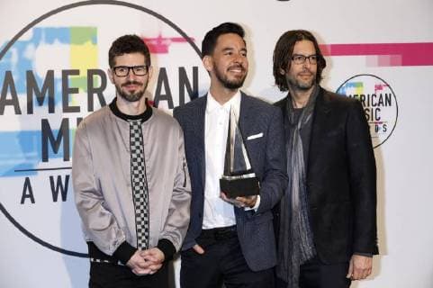 Brad Delson, Mike Shinoda und Rob Bourdon (Linkin Park) bei der Verleihung der 44. American Music Awards im Microsoft Theatre. Los Angeles, 19.11.2017
