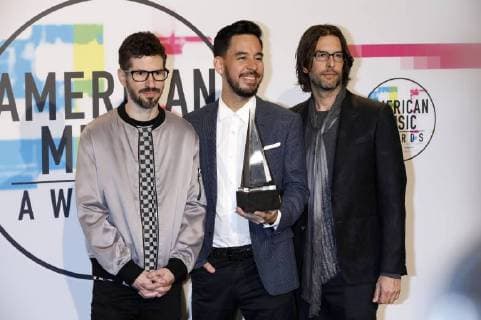 Brad Delson, Mike Shinoda und Rob Bourdon (Linkin Park) bei der Verleihung der 44. American Music Awards im Microsoft Theatre. Los Angeles, 19.11.2017
