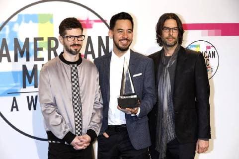 Brad Delson, Mike Shinoda und Rob Bourdon (Linkin Park) bei der Verleihung der 44. American Music Awards im Microsoft Theatre. Los Angeles, 19.11.2017