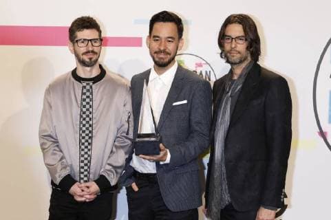 Brad Delson, Mike Shinoda und Rob Bourdon (Linkin Park) bei der Verleihung der 44. American Music Awards im Microsoft Theatre. Los Angeles, 19.11.2017