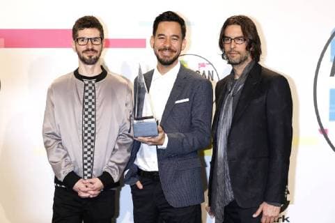 Brad Delson, Mike Shinoda und Rob Bourdon (Linkin Park) bei der Verleihung der 44. American Music Awards im Microsoft Theatre. Los Angeles, 19.11.2017