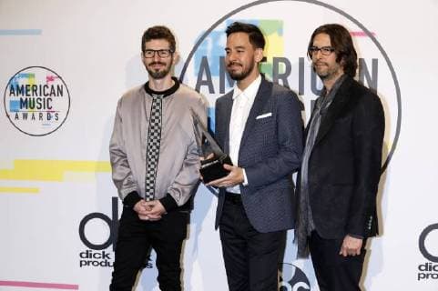 Brad Delson, Mike Shinoda und Rob Bourdon (Linkin Park) bei der Verleihung der 44. American Music Awards im Microsoft Theatre. Los Angeles, 19.11.2017