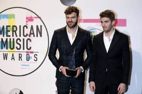 Alex Pall und Andrew Taggart (The Chainsmokers) bei der Verleihung der 44. American Music Awards im Microsoft Theatre. Los Angeles, 19.11.2017