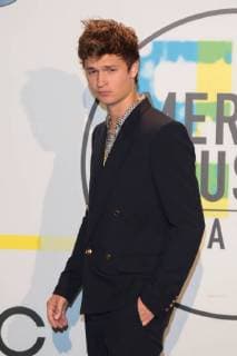 Ansel Elgort bei den American Music Awards am 19.11.2017 in Los Angeles 2017 American Music Awards in Los Angeles - Pressroom Preistraeger