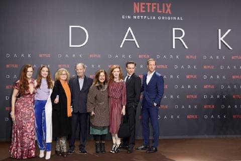 Deborah Kaufmann, Anne Ratte-Polle, Lisa Kreuzer, Michael Mendel, Angela Winkler, Julia Jenkins, Arnd Klawitter und Sebastian Rudolph - Europapremiere der ersten deutschen Netflix Original Serie DARK im Zoopalast in Berlin am 20.11.207. Europapremiere DARK
