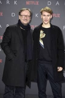 Rainer Bock mit Sohn Moritz bei der Premiere der Netflix Serie Dark im Kino im Zoo-Palast. Berlin, 20.11.2017