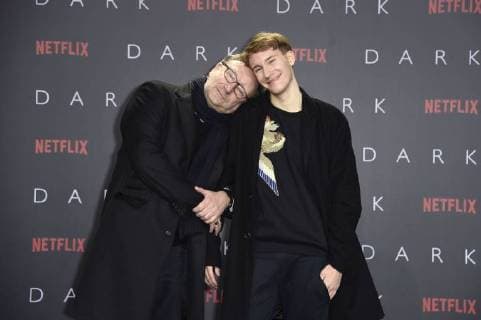 Rainer Bock mit Sohn Moritz bei der Premiere der Netflix Serie Dark im Kino im Zoo-Palast. Berlin, 20.11.2017