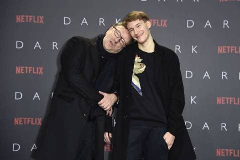 Rainer Bock mit Sohn Moritz bei der Premiere der Netflix Serie Dark im Kino im Zoo-Palast. Berlin, 20.11.2017