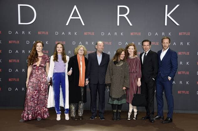 Deborah Kaufmann, Anne Ratte-Polle, Lisa Kreuzer, Michael Mendl, Angela Winkler, Julika Jenkins, Arnd Klawitter und Stephan Kampwirth bei der Premiere der Netflix Serie Dark im Kino im Zoo-Palast. Berlin, 20.11.2017