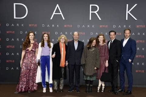 Deborah Kaufmann, Anne Ratte-Polle, Lisa Kreuzer, Michael Mendl, Angela Winkler, Julika Jenkins, Arnd Klawitter und Stephan Kampwirth bei der Premiere der Netflix Serie Dark im Kino im Zoo-Palast. Berlin, 20.11.2017