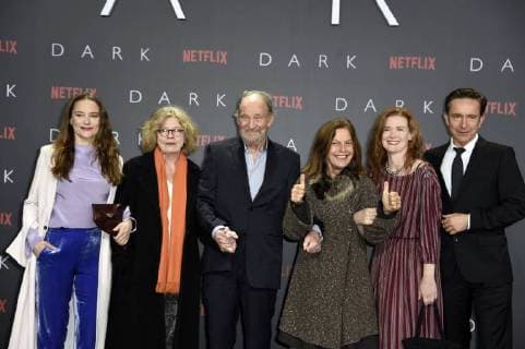 Anne Ratte-Polle, Lisa Kreuzer, Michael Mendl, Angela Winkler, Julika Jenkins und Arnd Klawitter bei der Premiere der Netflix Serie Dark im Kino im Zoo-Palast. Berlin, 20.11.2017