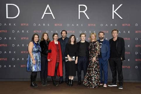 Kelly Luegenbiehl, Karoline Eichhorn, Jantje Friese, Quirin Berg, Maja Schöne, Louis Hofmann, Jördis Triebel, Baran bo Odar und Oliver Masucci bei der Premiere der Netflix Serie Dark im Kino im Zoo-Palast. Berlin, 20.11.2017