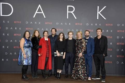 Kelly Luegenbiehl, Karoline Eichhorn, Jantje Friese, Quirin Berg, Maja Schöne, Louis Hofmann, Jördis Triebel, Baran bo Odar und Oliver Masucci bei der Premiere der Netflix Serie Dark im Kino im Zoo-Palast. Berlin, 20.11.2017