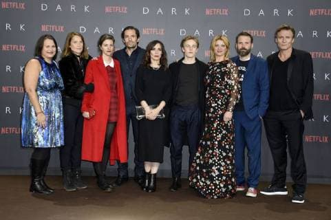 Kelly Luegenbiehl, Karoline Eichhorn, Jantje Friese, Quirin Berg, Maja Schöne, Louis Hofmann, Jördis Triebel, Baran bo Odar und Oliver Masucci bei der Premiere der Netflix Serie Dark im Kino im Zoo-Palast. Berlin, 20.11.2017