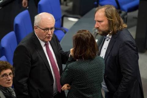 Politik Deutscher Bundestag 2. Sitzung des Deutschen Bundestag am Dienstag den 21. November 2017. Im Bild vlnr.: Volker Kauder (CDU) im Gespraech mit den Fraktionsvorsitzenden von Buendnis 90 Die Gruenen Katrin Goering-Eckardt und Anton Hofreiter. 21.11.2017, Berlin