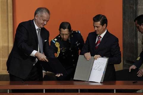 November 21, 2017 - Mexico City, MEXICO, MEXICO - Mexican President Enrique Pena Nieto, right, and Slovakia President Andrej Kiska sign a bilateral economic and science and technology agreement at the National Palace in Mexico City, Tuesday, November 21, 2017. ANTONIO NAVA PI Mexico City MEXICO - ZUMAp124 20171121_zaa_p124_003 Copyright: xAntonioxNava Pix