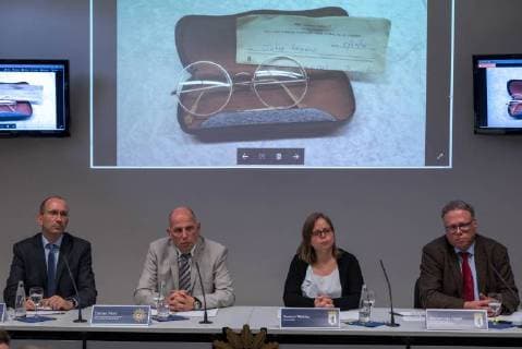 Pressekonferenz der Berliner Polizei zu sichergestellten Gegenstände aus dem Nachlass von John Lennon im Berliner Polizeipraesidium am Platz der Luftbruecke mit Joerg Raupach (Leiter Staatsanwaltschaft Berlin) Susann Wettley, (Staatsanwältin), Martin Steltner (Pressesprecher Generalstaatsanwaltschaft), Carsten Pfohl (Leiter Qualifizierte Eigentumsdelikte Landeskriminalamt Berlin und Winfrid Wenzel (Pressesprecher der Polizei Berlin). Die Gegenstände wurden bei einem zurückliegenden Diebstahl entwendet. snapshot-photography F.xBoillot