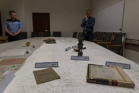 Pressekonferenz der Berliner Polizei zu sichergestellten Gegenstände aus dem Nachlass von John Lennon im Berliner Polizeipraesidium am Platz der Luftbruecke mit Joerg Raupach (Leiter Staatsanwaltschaft Berlin) Susann Wettley, (Staatsanwältin), Martin Steltner (Pressesprecher Generalstaatsanwaltschaft), Carsten Pfohl (Leiter Qualifizierte Eigentumsdelikte Landeskriminalamt Berlin und Winfrid Wenzel (Pressesprecher der Polizei Berlin). Die Gegenstände wurden bei einem zurückliegenden Diebstahl entwendet. snapshot-photography F.xBoillot