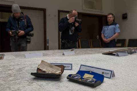 Pressekonferenz der Berliner Polizei zu sichergestellten Gegenstände aus dem Nachlass von John Lennon im Berliner Polizeipraesidium am Platz der Luftbruecke mit Joerg Raupach (Leiter Staatsanwaltschaft Berlin) Susann Wettley, (Staatsanwältin), Martin Steltner (Pressesprecher Generalstaatsanwaltschaft), Carsten Pfohl (Leiter Qualifizierte Eigentumsdelikte Landeskriminalamt Berlin und Winfrid Wenzel (Pressesprecher der Polizei Berlin). Die Gegenstände wurden bei einem zurückliegenden Diebstahl entwendet. snapshot-photography F.xBoillot