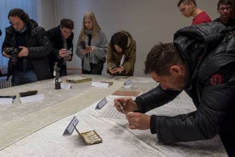 Pressekonferenz der Berliner Polizei zu sichergestellten Gegenstände aus dem Nachlass von John Lennon im Berliner Polizeipraesidium am Platz der Luftbruecke mit Joerg Raupach (Leiter Staatsanwaltschaft Berlin) Susann Wettley, (Staatsanwältin), Martin Steltner (Pressesprecher Generalstaatsanwaltschaft), Carsten Pfohl (Leiter Qualifizierte Eigentumsdelikte Landeskriminalamt Berlin und Winfrid Wenzel (Pressesprecher der Polizei Berlin). Die Gegenstände wurden bei einem zurückliegenden Diebstahl entwendet. snapshot-photography F.xBoillot
