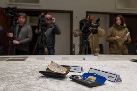 Pressekonferenz der Berliner Polizei zu sichergestellten Gegenstände aus dem Nachlass von John Lennon im Berliner Polizeipraesidium am Platz der Luftbruecke mit Joerg Raupach (Leiter Staatsanwaltschaft Berlin) Susann Wettley, (Staatsanwältin), Martin Steltner (Pressesprecher Generalstaatsanwaltschaft), Carsten Pfohl (Leiter Qualifizierte Eigentumsdelikte Landeskriminalamt Berlin und Winfrid Wenzel (Pressesprecher der Polizei Berlin). Die Gegenstände wurden bei einem zurückliegenden Diebstahl entwendet. snapshot-photography F.xBoillot