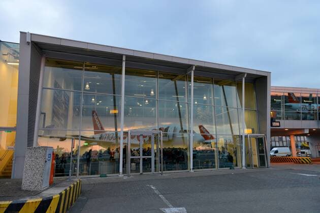 Gate, Easyjet, Flughafen Schiphol, Amsterdam, Niederlande Gate Easyjet Flughafen Schiphol Amsterdam Niederlande *** Gate Easyjet Airport Schiphol Amsterdam Netherlands Gate Easyjet Airport Schiphol Amsterdam Netherlands