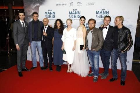 Sabin Tambrea, Felix Randau, Jürgen Vogel, Anna F., Susanne Wuest, Violetta Schurawlow, Axel Stein, Martin Augustin Schneider und Andre M. Hennicke bei der Premiere des Kinofilm Der Mann aus dem Eis im Zoo Palast. Berlin, 21.11.2017