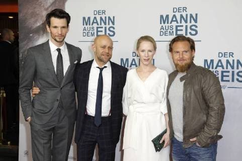 Sabin Tambrea, Jürgen Vogel, Susanne Wuest und Axel Stein bei der Premiere des Kinofilm Der Mann aus dem Eis im Zoo Palast. Berlin, 21.11.2017