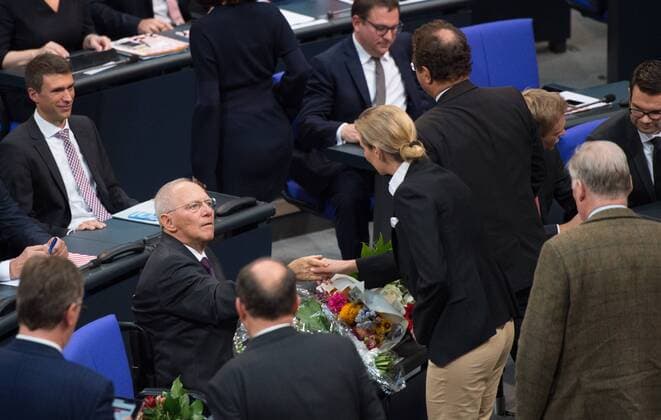 Dr. Wolfgang SCHAEUBLE (CDU) wurde als Bundestgaspraesident gewaehlt. Hier gratuliert Dr.Alice WEIDEL (Vorsitzende der AfD). Konstituierende Sitzung des 19.Deutschen Bundestages im Plenarsaal des Reichstagsgebaeude in Berlin, Deutschland am 24.10.2017. *** Dr Wolfgang Schaeuble CDU was as gewaehlt here congratulated Dr Alice Weidel Chairman the AFD Constituent Meeting the 19 German Bundestag in Chamber the Reichstagsgebaeude in Berlin Germany at 24 10 2017