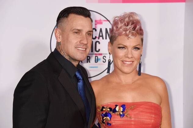 American Music Awards 2017. PAP11171843PAP11171843PAP11171842LOS ANGELES, CA - NOVEMBER 19: Motorcycle racer Carey Hart (L) and singer songwriter Pink attend the 2017 American Music Awards at Microsoft Theater on November 19, 2017 in Los Angeles, California. 222490 Papixs Starface 2017-11-19 CA Los Angeles Etats-Unis  Copyright: xPapixsx xStarfacex STAR_222490_018