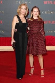 Gillian Anderson und ihre Tochter Piper Maru Klotz bei der Premiere der 2. Staffel der Netflix Serie The Crown am 21.11.2017 in London The Crown TV Series Season 2 World Premiere in London, 2017