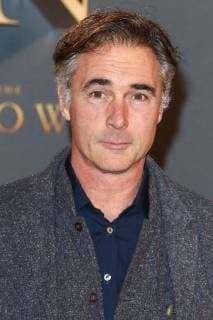Greg Wise bei der Premiere der 2. Staffel der Netflix Serie The Crown am 21.11.2017 in London The Crown TV Series Season 2 World Premiere in London, 2017