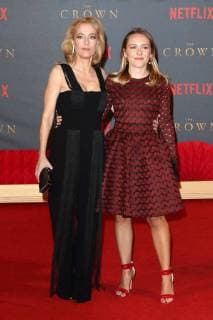 Gillian Anderson und ihre Tochter Piper Maru Klotz bei der Premiere der 2. Staffel der Netflix Serie The Crown am 21.11.2017 in London The Crown TV Series Season 2 World Premiere in London, 2017