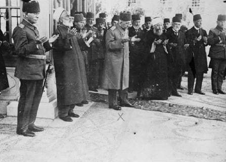 Constantinople . The Sultan of Turkey at prayer at the weekly celebration at Selamlik . 1 October 1922, constantinople Turkey Copyright: Topfoto  UnitedArchivesEU000585