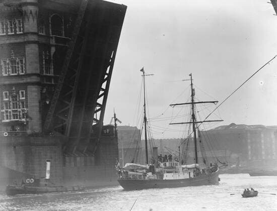 Shackleton - Rowett Expedition sails for the Antarctic . The Quest outward bound . Note the signal besides the Tower Bridge . 17 September 1921, London United Kingdom England Copyright: Topfoto  UnitedArchivesEU007117