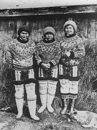 Summer suits in Greenland Three girls at Umanak , Greenland , in summer rig 7 January 1926, Denmark Copyright: Topfoto  UnitedArchivesEU007779