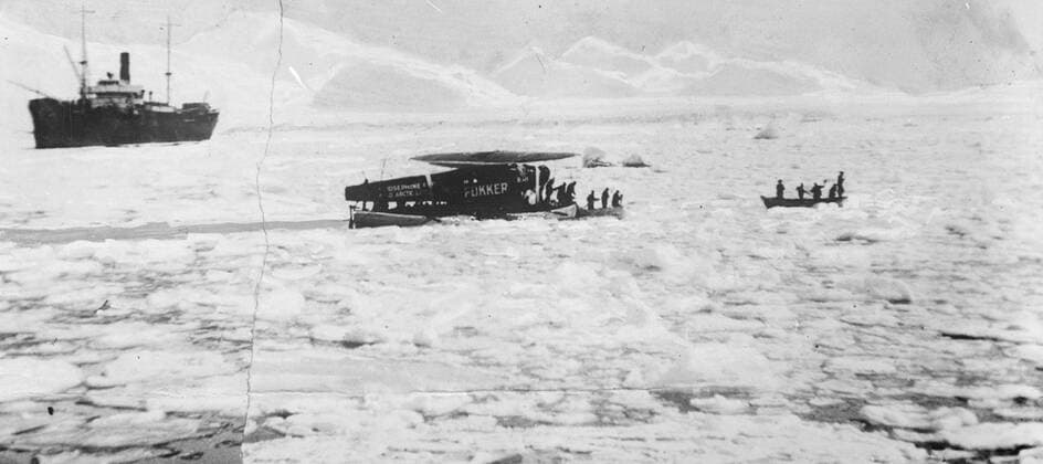 By aeroplane and airship across the North Pole . The return to its base at King s Bay , Spitzbergen , of the monoplane in which Lt Com R E Byrd , made his flight across the North Pole . 24 May 1926, Spitzbergen Svalbard Norway Copyright: Topfoto  UnitedArchivesEU008387
