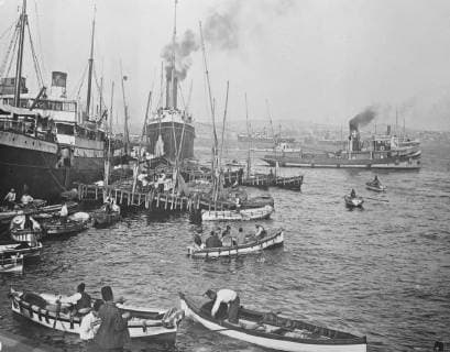 Constantinople in Turkey Shipping in the docks 21 November 1922, Constantinople Turkey Copyright: Topfoto  UnitedArchivesEU009625