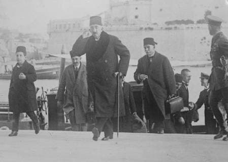 First photograph of the Sultan and his son at Malta The Sultan Mohammed VI of Turkey arriving at the Custom house Valetta , Malta with his son Prince Mohammed Ertogroul ( left ) 29 November 1922, Valhalla Malta Copyright: Topfoto  UnitedArchivesEU011783