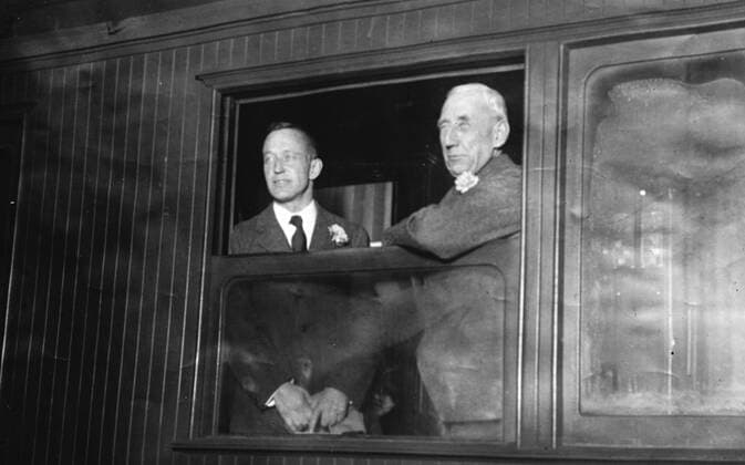 Amundsen Ellsworth Polar expedition Captain Roald Amundsen ( right ) and Lincoln Ellsworth leaving Oslo by the express for Tonrdhjem , from where they embark for Spitzbergen via Tromsoe 6 April 1925, Norway Copyright: Topfoto  UnitedArchivesEU013499