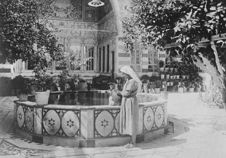 In Syria s loveliest City before the bombardment . As the result of a French bombardment it is reported that 25,000 inhabitants have perished in Damascus and that the City is now in ruins . A picturesque native residence at Damascus . 28 October 1925, Damascus Israel Copyright: Topfoto  UnitedArchivesEU014942