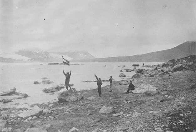 With Amundsen in Spitzbergen , Norway Kings Bay , where the explorer has just arrived , and from whence he will make his dash to the pole 5 May 1925, Norway Copyright: Topfoto  UnitedArchivesEU014958