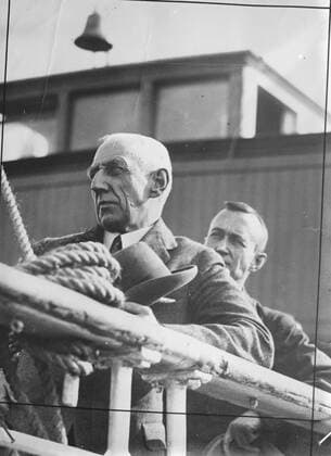 Amundsen Ellsworth Polar expedition Captain Roald Amundsen going aboard the steamer in Trondhjem for Tromsoe from which the SS Hobby took him to King s Bay . Behind him is Lincoln Ellsworth 16 April 1925, Norway Copyright: Topfoto  UnitedArchivesEU015495