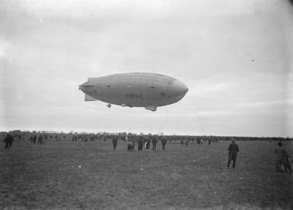 Amundsen s airship Norge arrives at Pulham . The Norge in flight . 13 April 1926, Pulham Norfolk United Kingdom England Copyright: Topfoto  UnitedArchivesEU016888