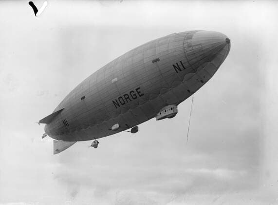 Amundsen s airship Norge arrives at Pulham . The Norge in flight . 12 April 1926, Pulham Norfolk United Kingdom England Copyright: Topfoto  UnitedArchivesEU016891