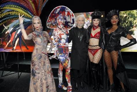 Bilder des Tages Dr. Hermann Buehlbecker (Alleininhaber LAMBERTZ) mit Models bei der LAMBERTZ-Fine Art-Kalenderpraesentation im Friedrichstadtpalast Berlin.